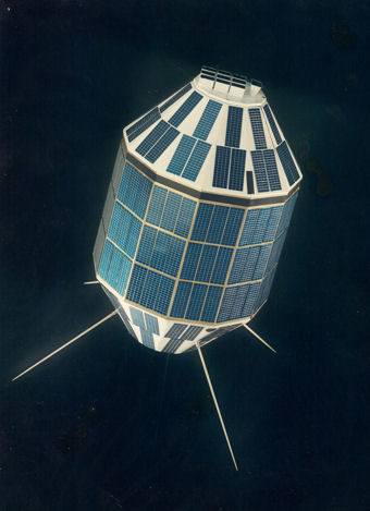 "Den svenska satelliten" som den var tänkt 1967. På modellens spets ser man nio element i en gruppantenn för mikrovågslänken till marken och ett separat trattformat mikro-vågshorn för den tänkta upplänken till satelliten.